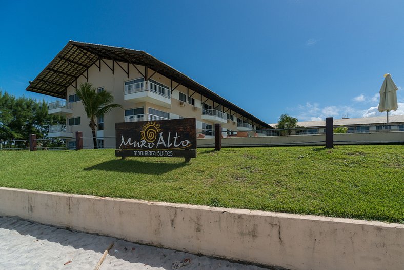 Agradável flat com varanda e dois quartos em Muro Alto